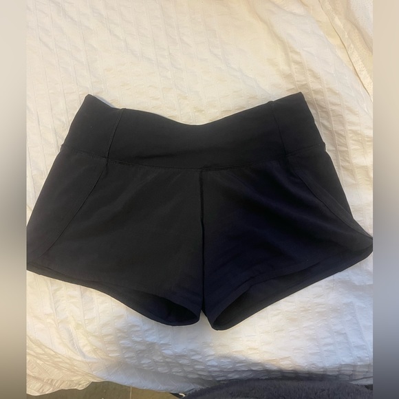 Black lululemon shorts size 2    26$ - Picture 3 of 3